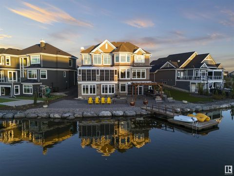 8948 20 AV SW Edmonton AB T6X2C5