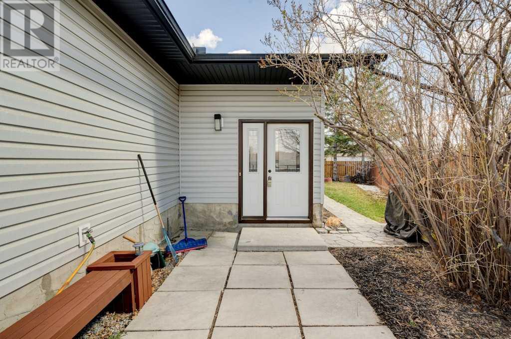 27 Rundlelawn Court NE