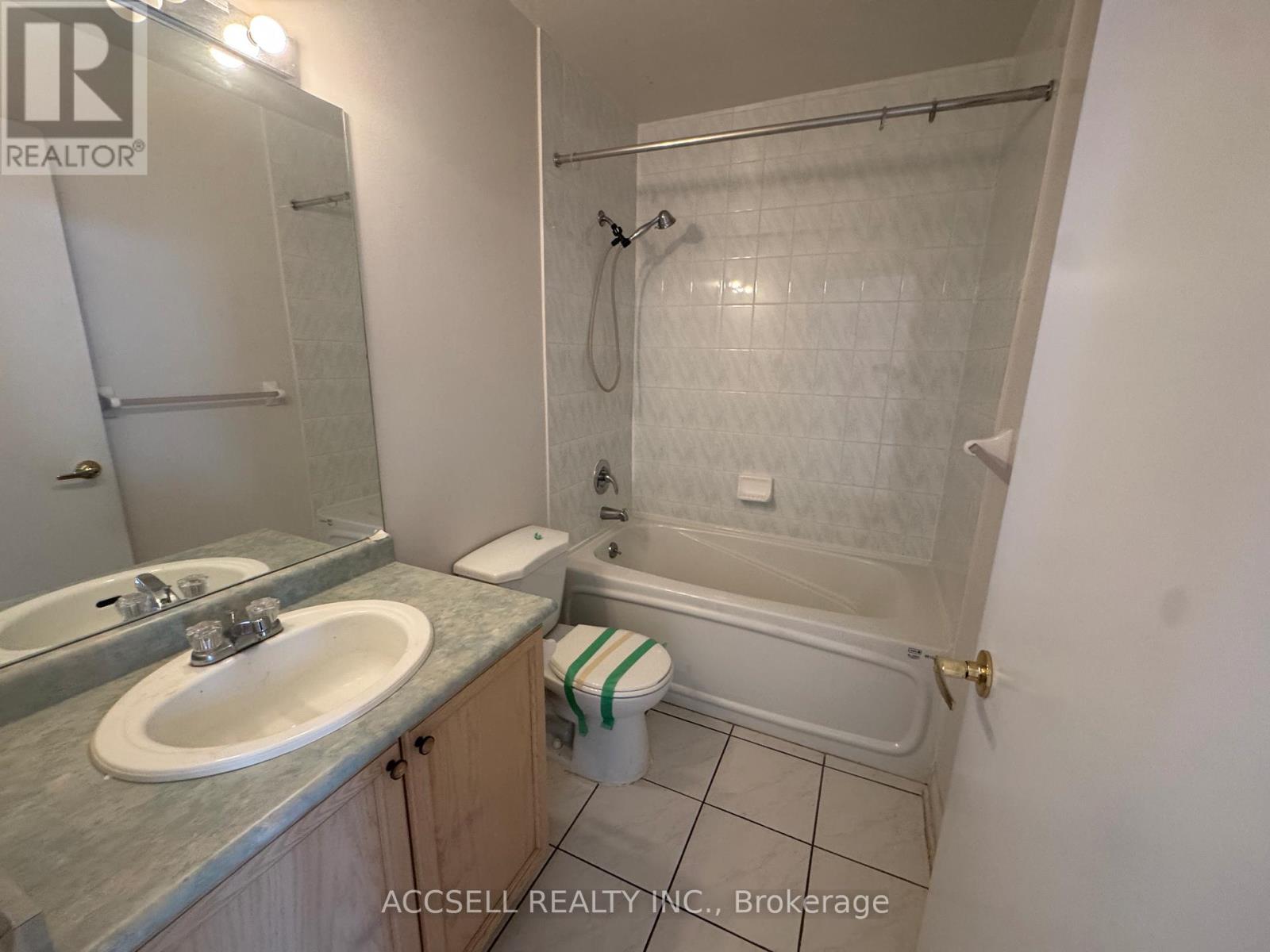 PH12 - 650 LAWRENCE AVENUE W