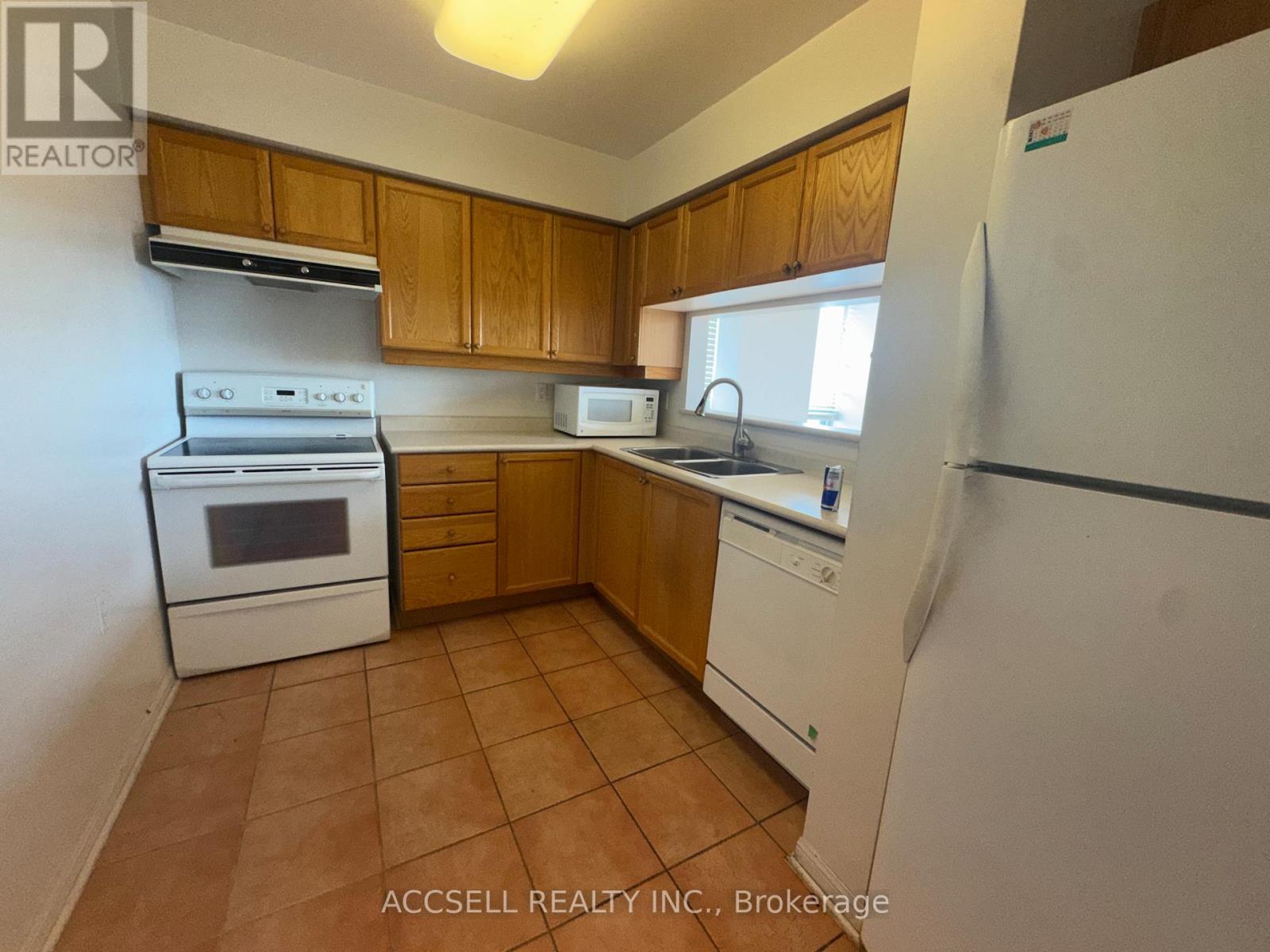 PH12 - 650 LAWRENCE AVENUE W