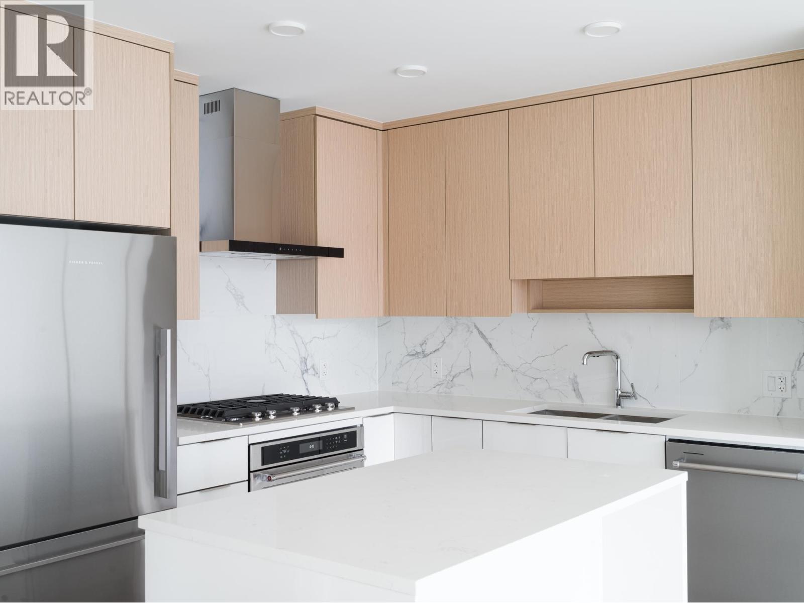 2207 699 WHITING WAY