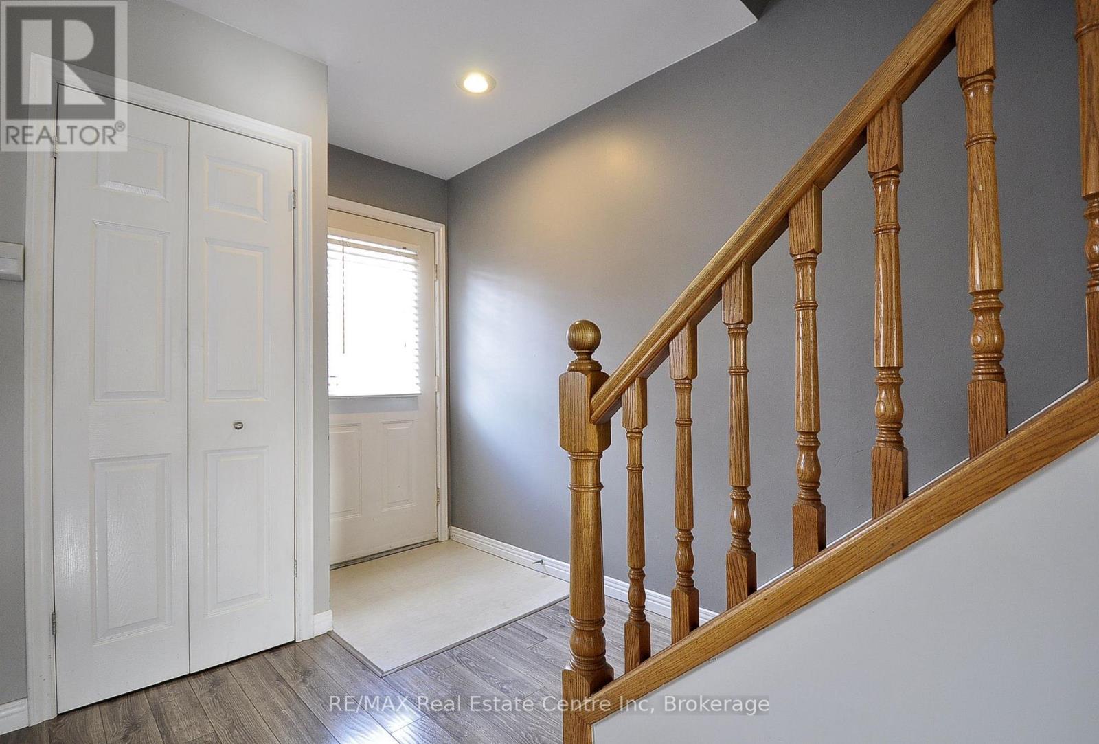 427 BANKSIDE CRESCENT S