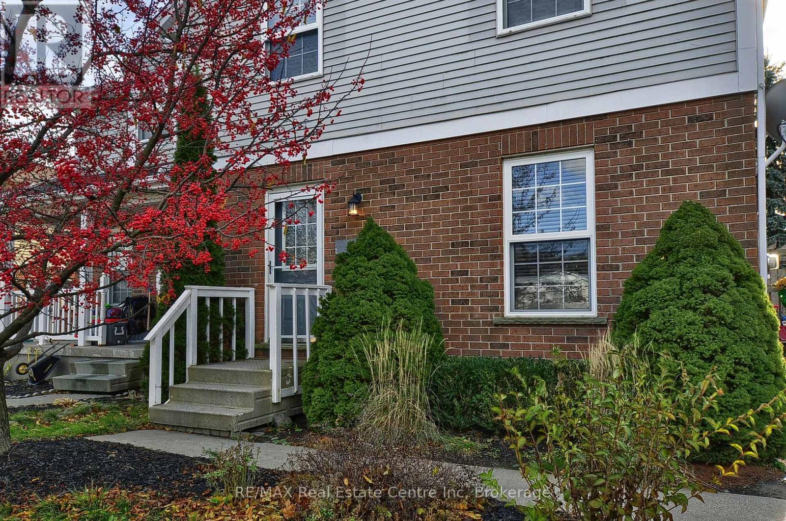 427 BANKSIDE CRESCENT S