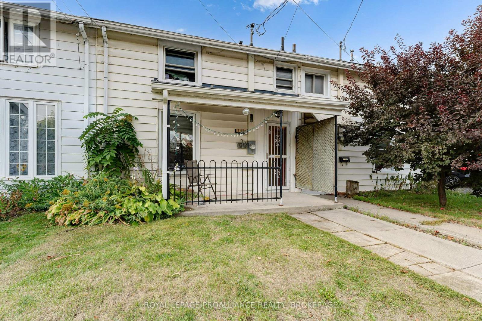 Photo 1 of 34 — 318 SYDENHAM STREET, Kingston (East of Sir John A. Blvd), ON K7K3M9