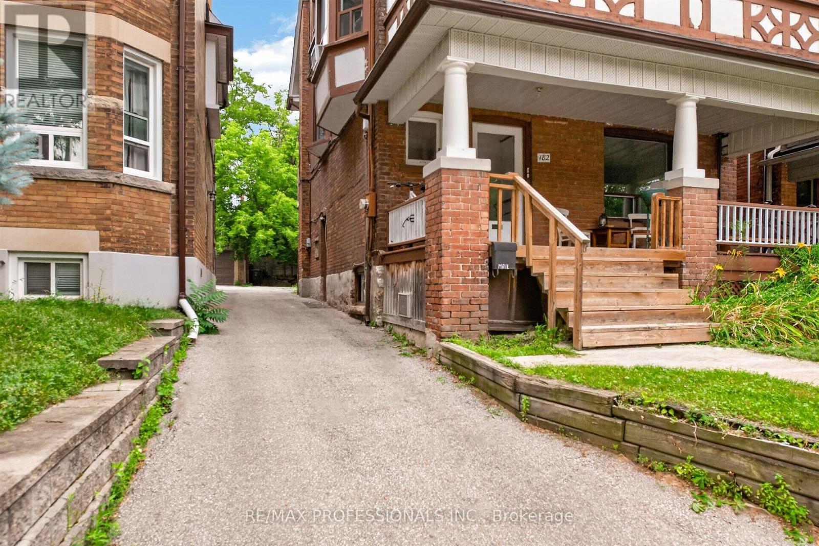 182 GEOFFREY STREET