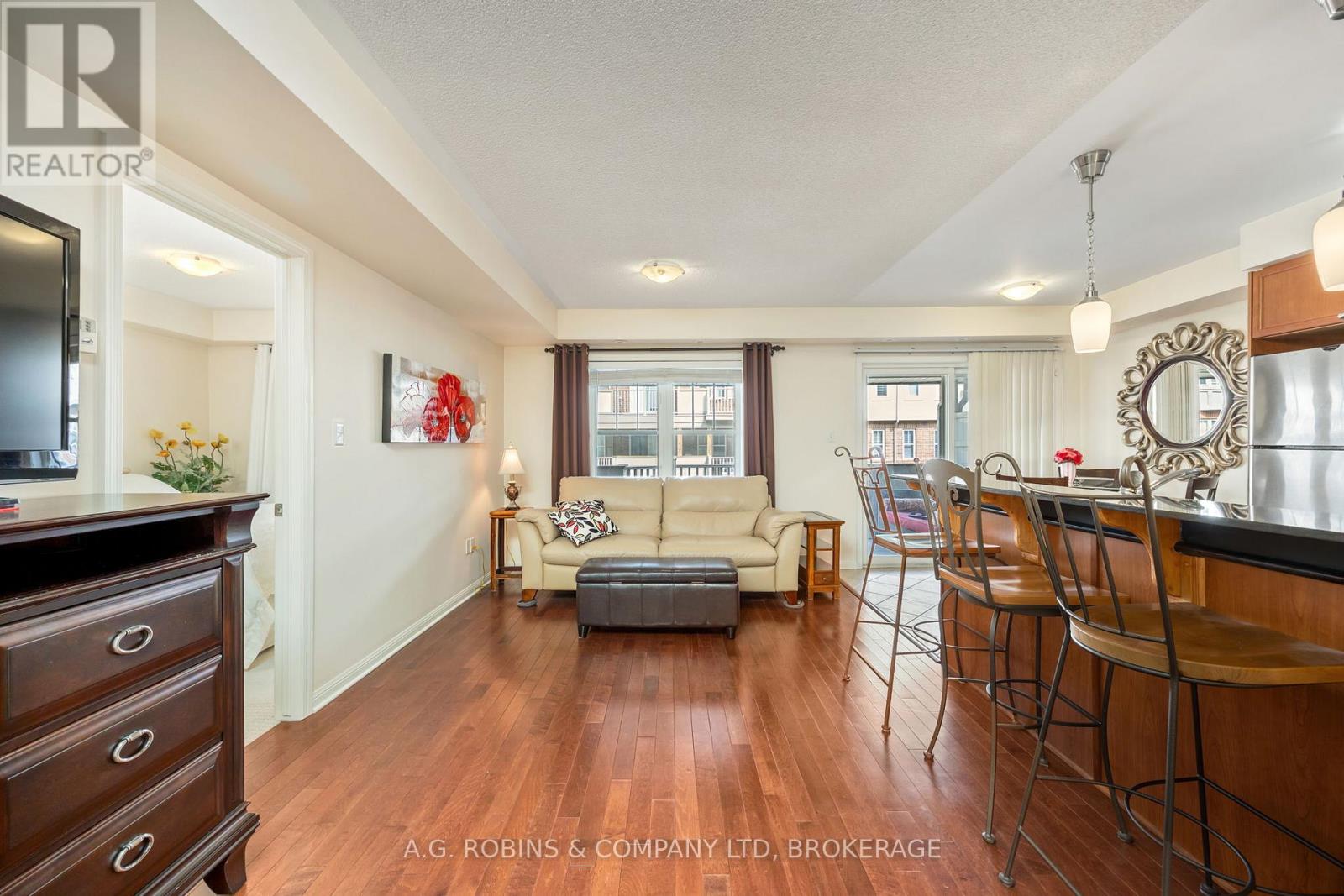 4 - 595 DUNDAS STREET W