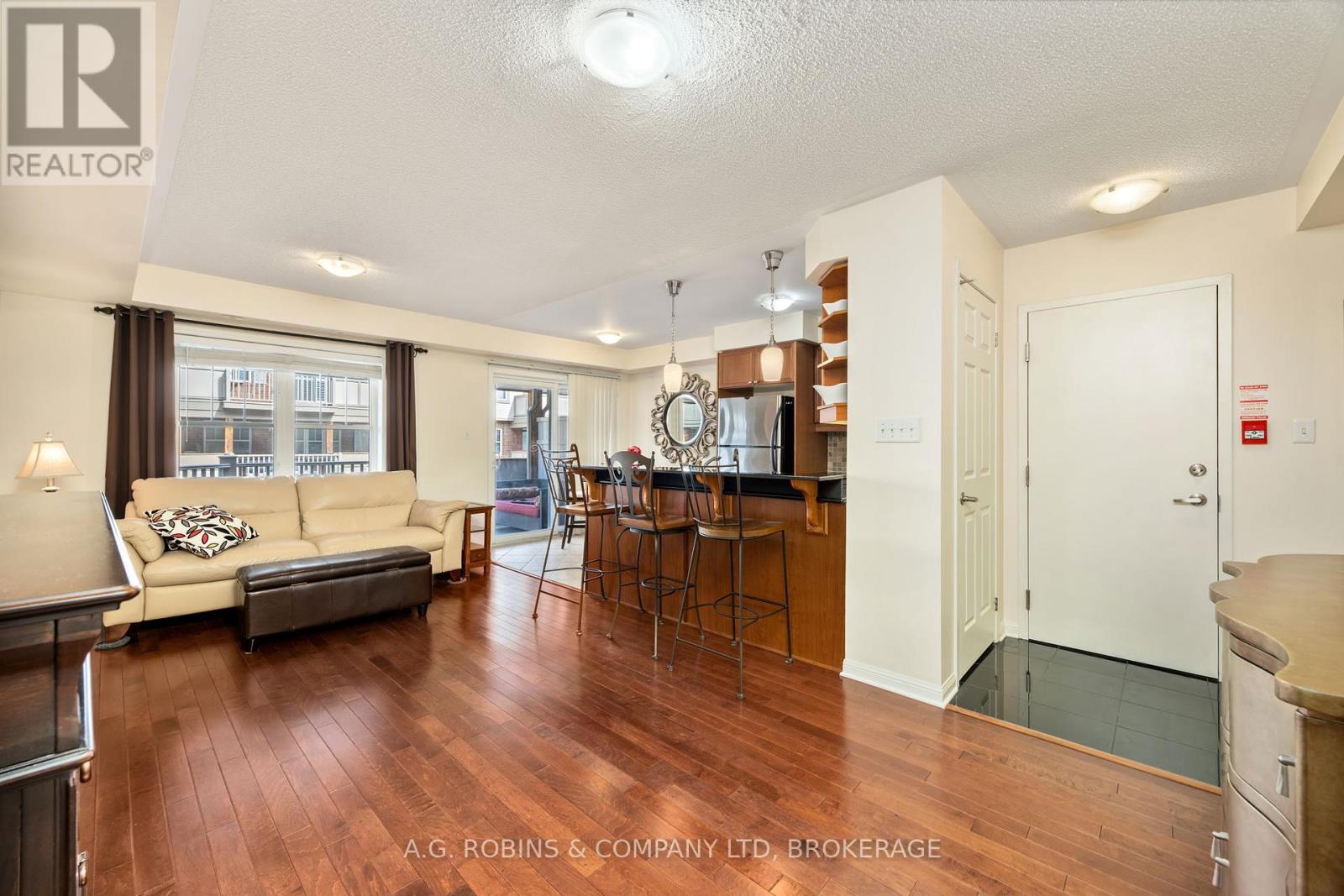4 - 595 DUNDAS STREET W
