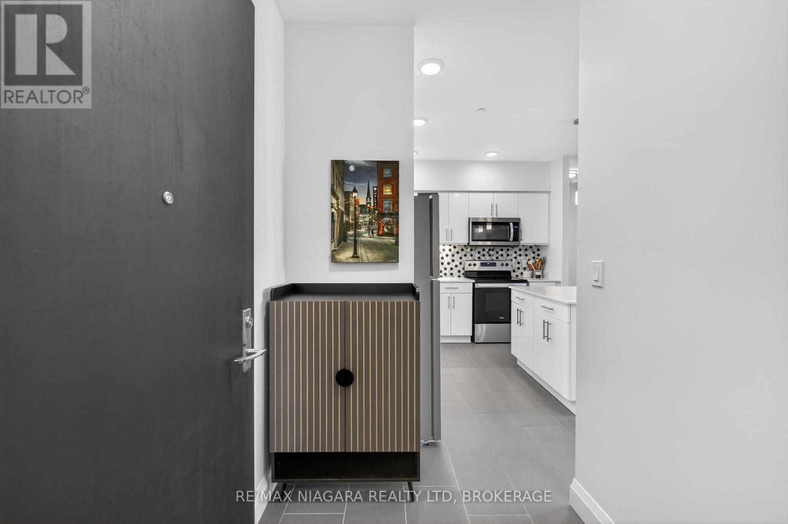 403 - 399 QUEEN STREET S