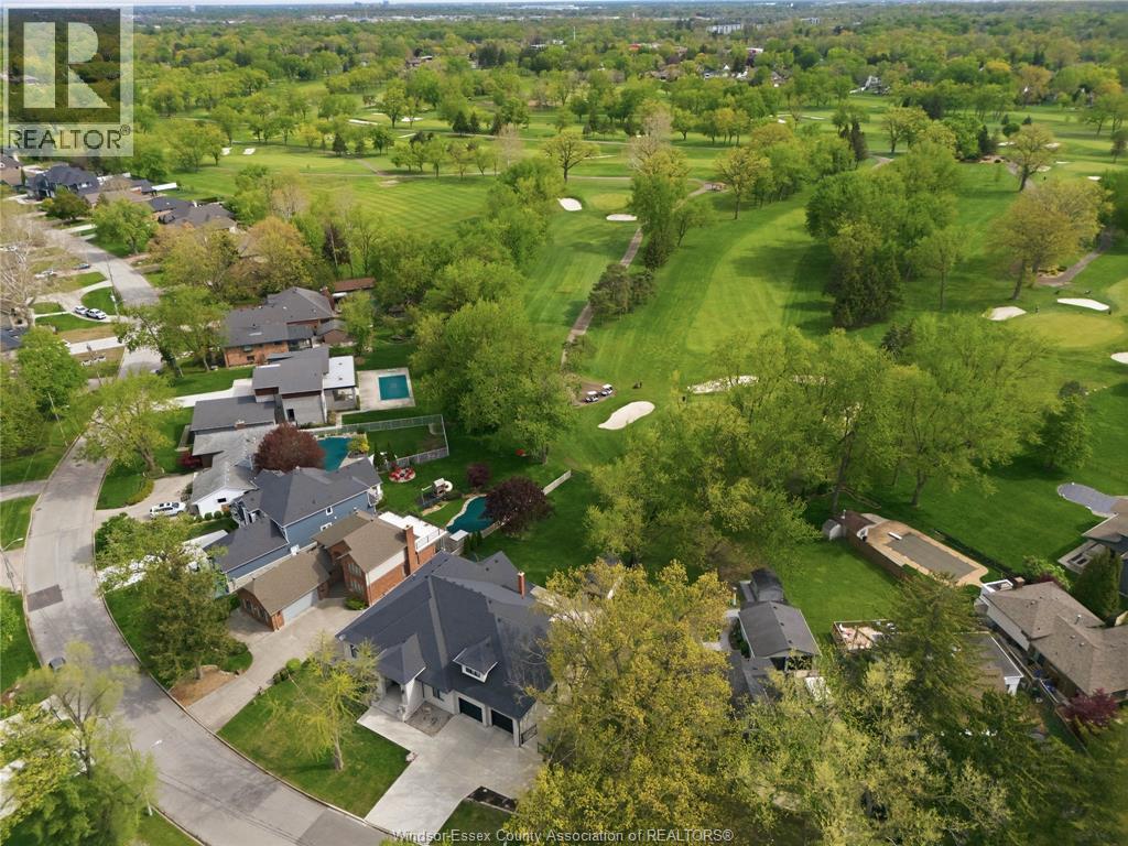 1094 ROSELAND DRIVE South