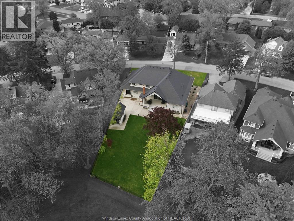 1094 ROSELAND DRIVE South