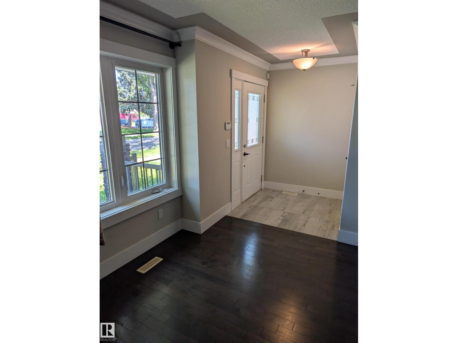 10711 70 AV NW