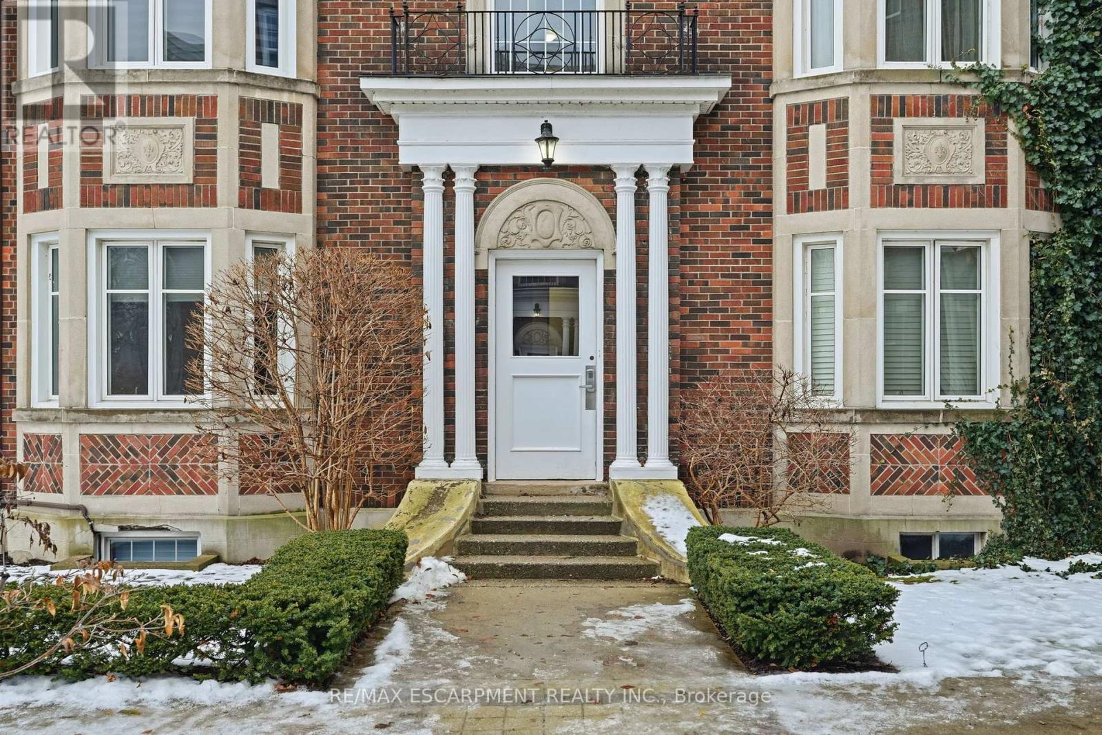 3 - 54 DUFFERIN AVENUE