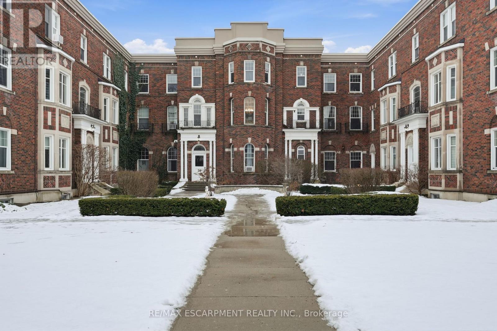 3 - 54 DUFFERIN AVENUE