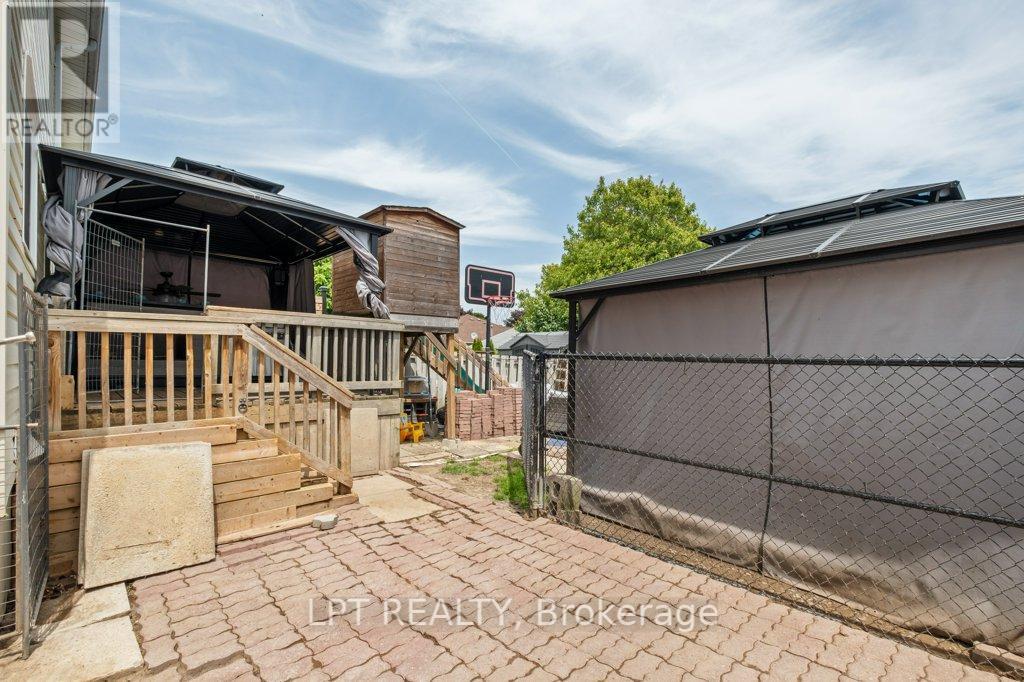 975 WARBURTON CRESCENT