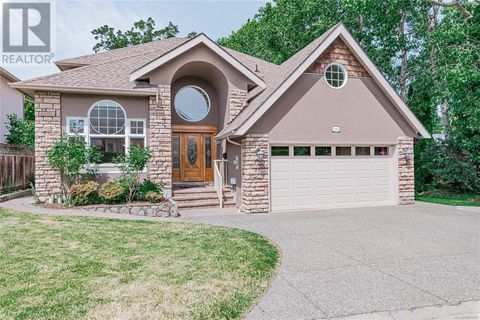 4252 Oakview Close Saanich BC V8N6M8
