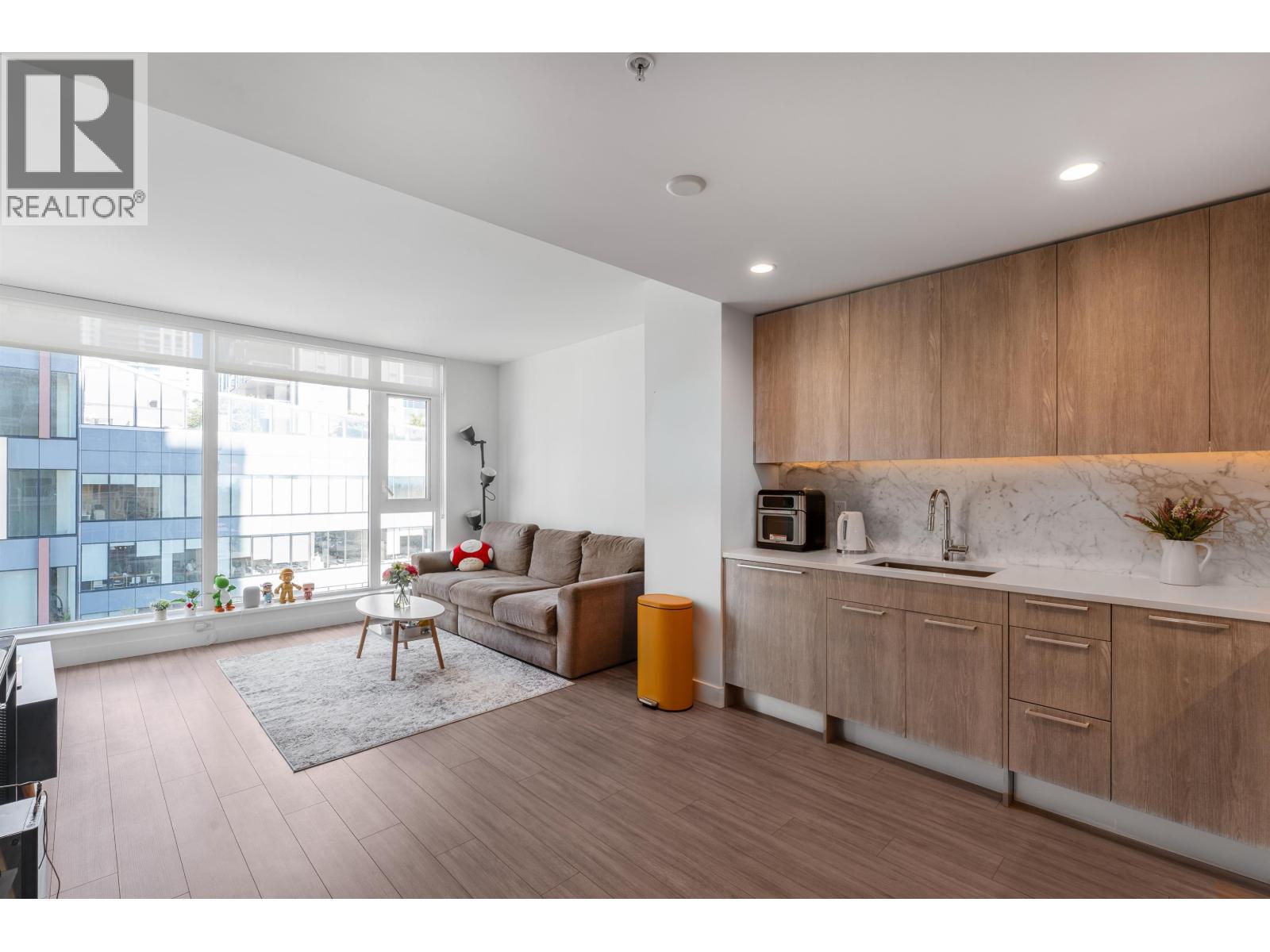 807 6398 SILVER AVENUE