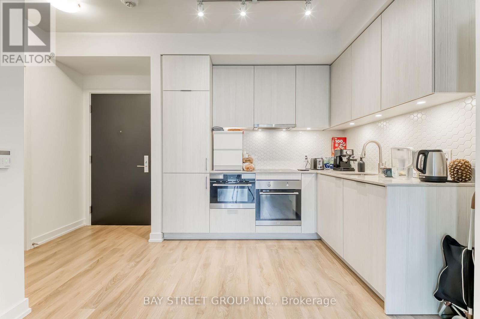 210 - 158 FRONT STREET E