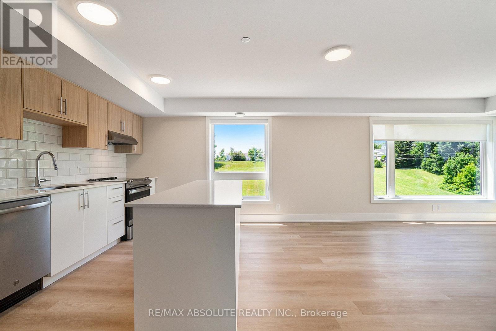 112 - 12 THOMAS STREET N