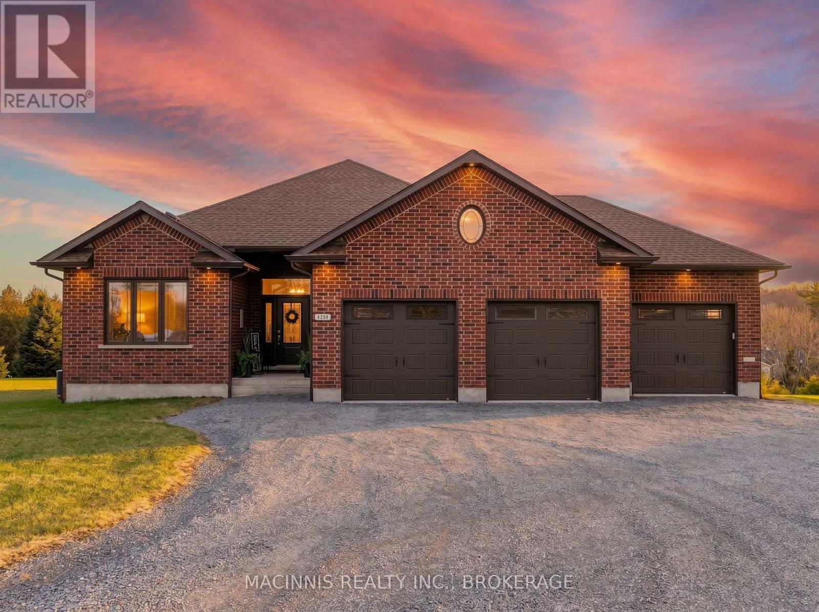 4 SANDSTONE COURT