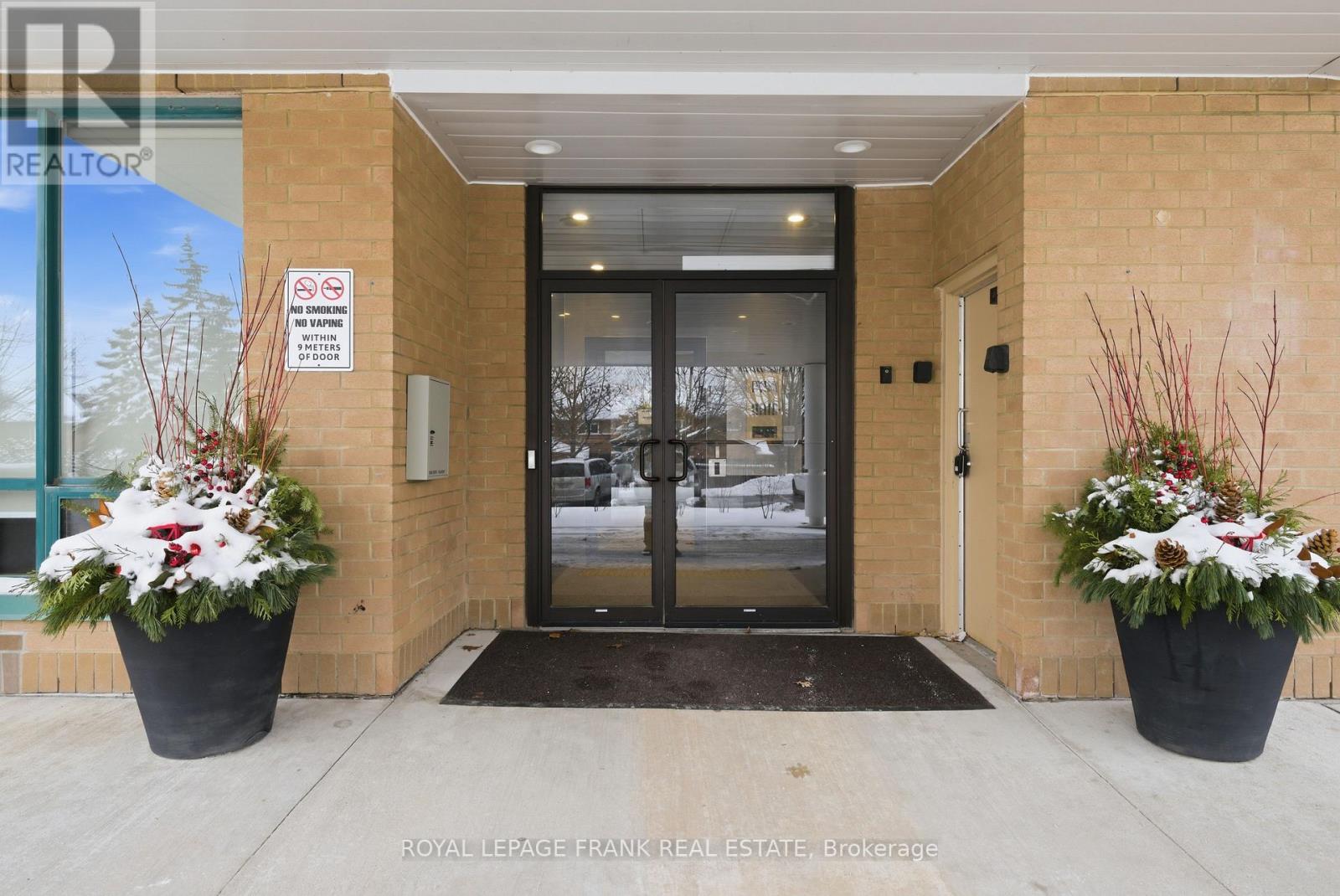 710 - 711 ROSSLAND ROAD E