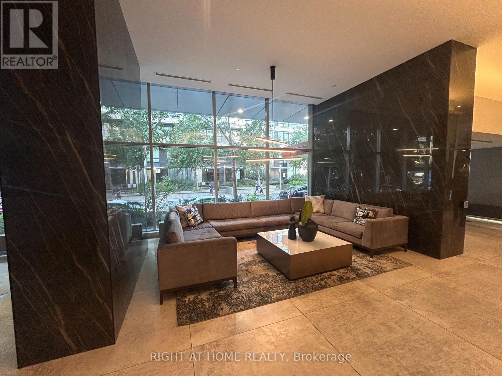 3702 - 25 TELEGRAM MEWS