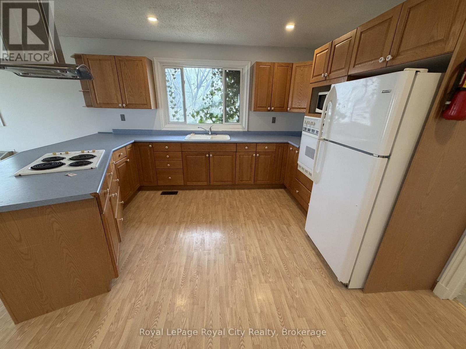 2 - 245 SPEEDVALE AVENUE W
