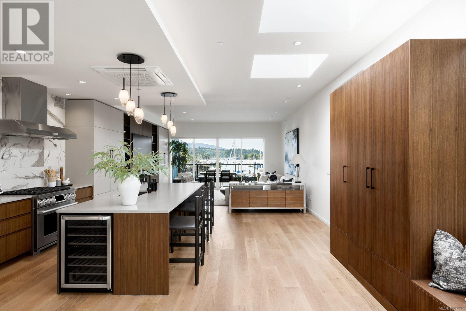201 2270 Harbour Rd