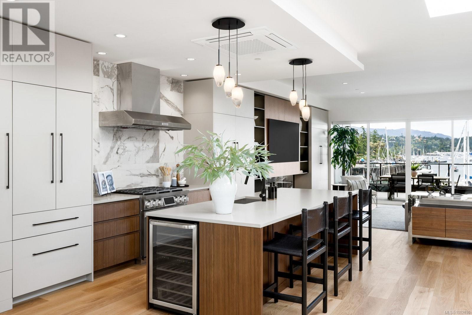 201 2270 Harbour Rd