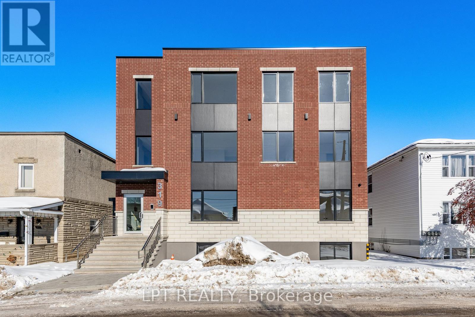 Photo 1 of 20 — 9 - 319 SHAKESPEARE STREET Unit 9, Ottawa, ON K1L5M1
