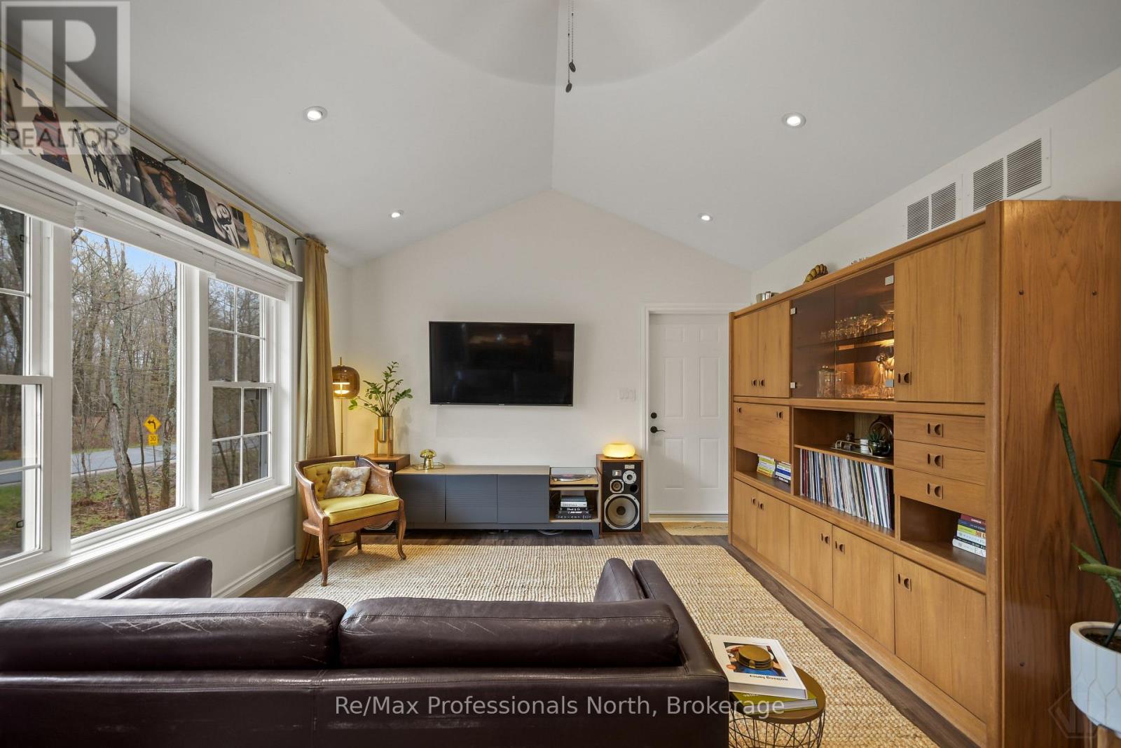 69 YONGE STREET S