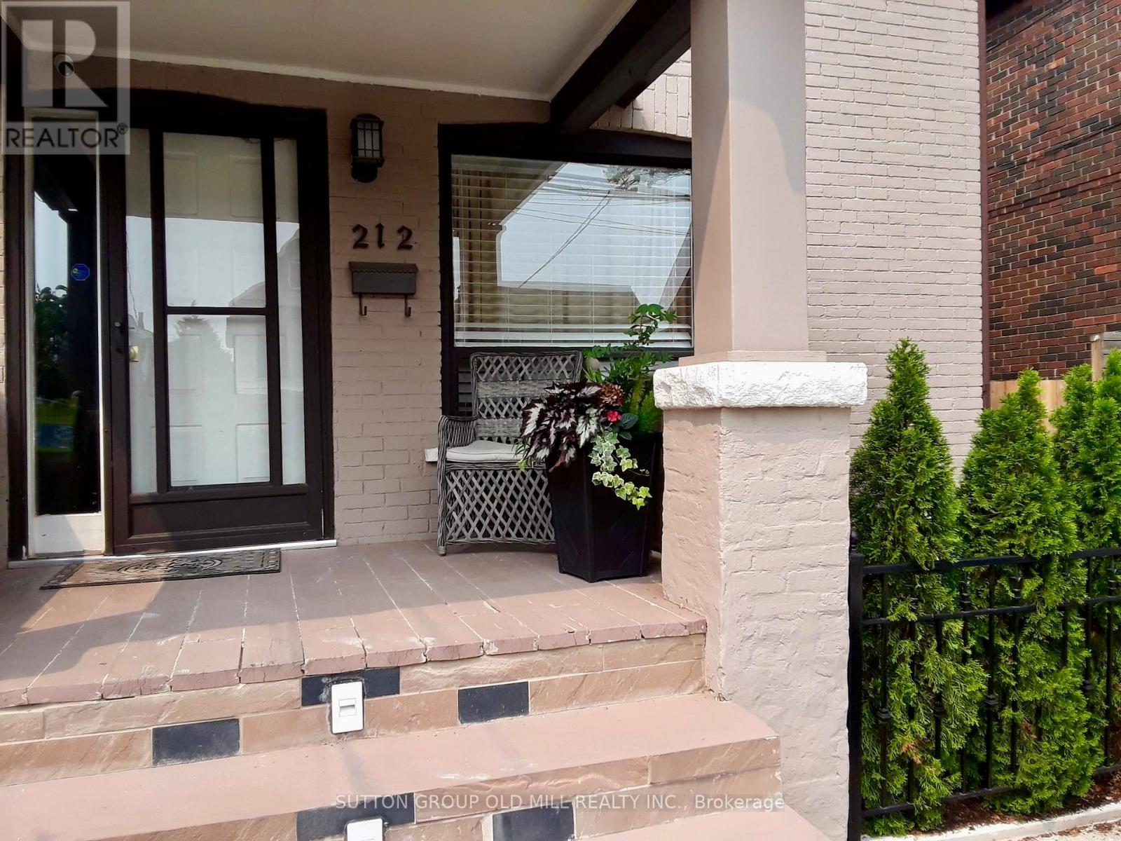 1 - 212 MARIA STREET