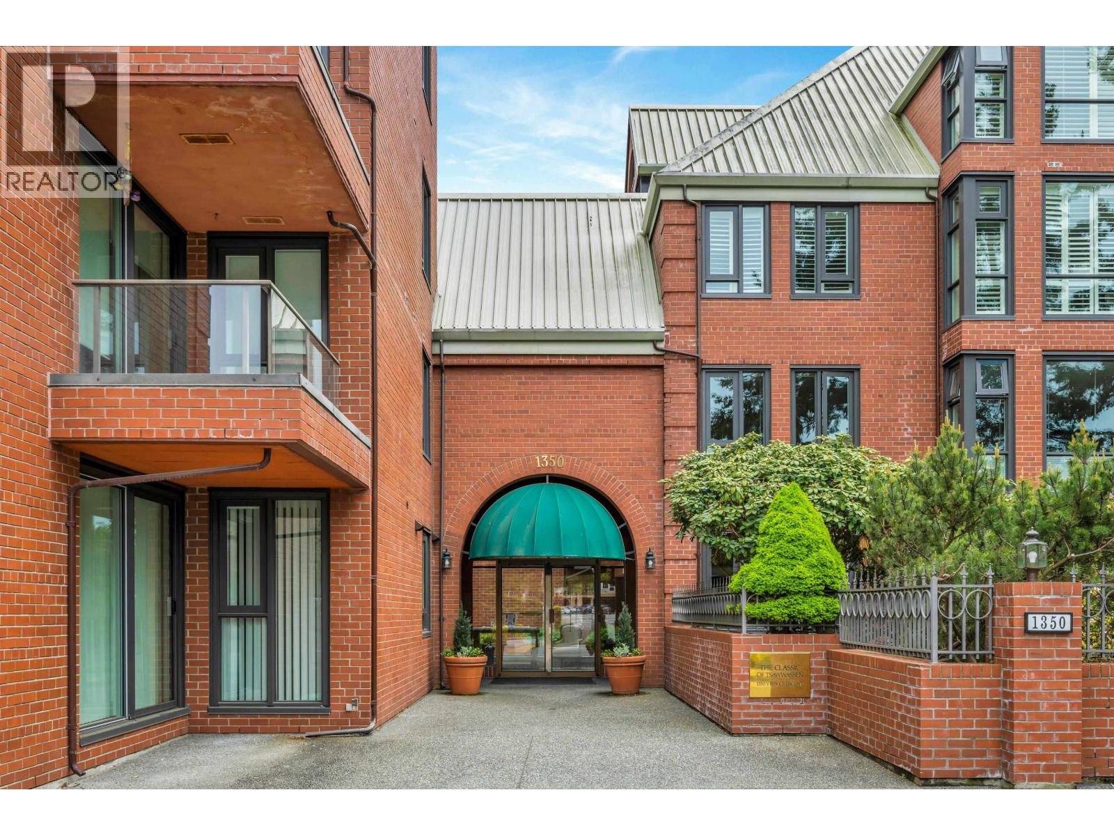 508 1350 VIEW CRESCENT