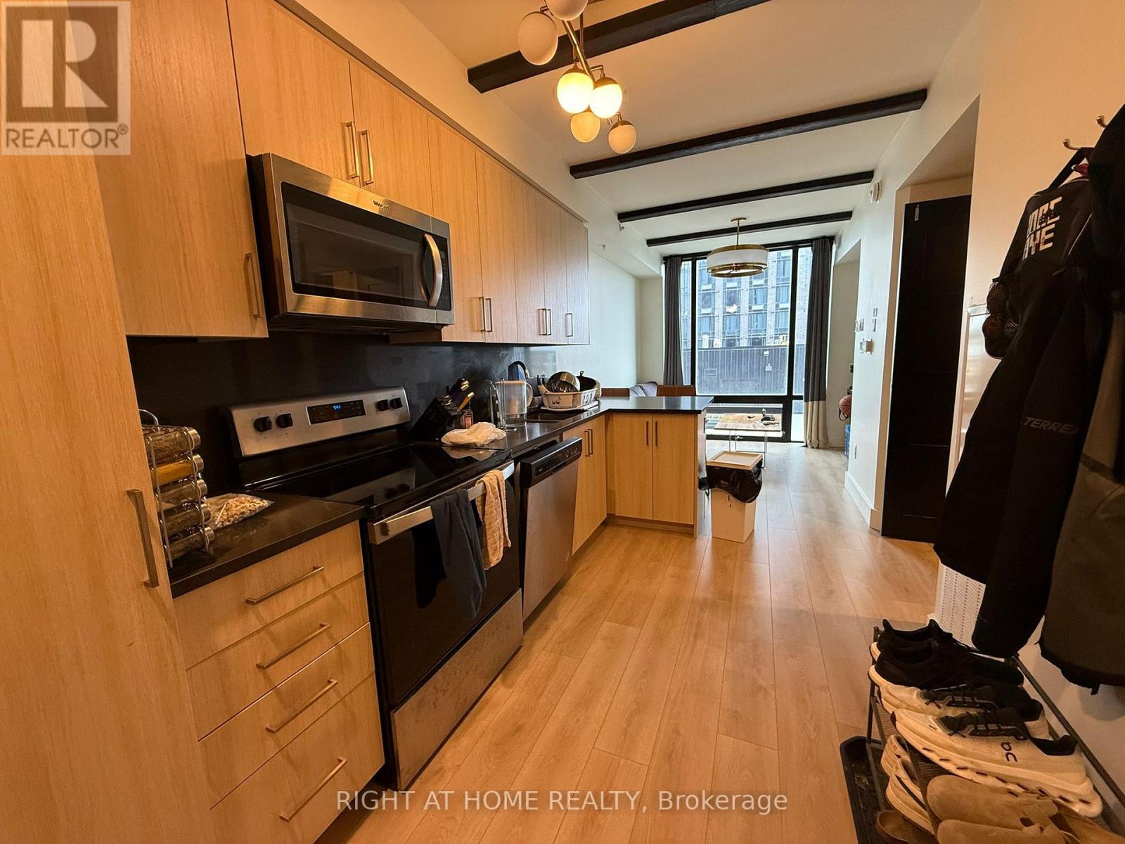925 - 145 COLUMBIA STREET W