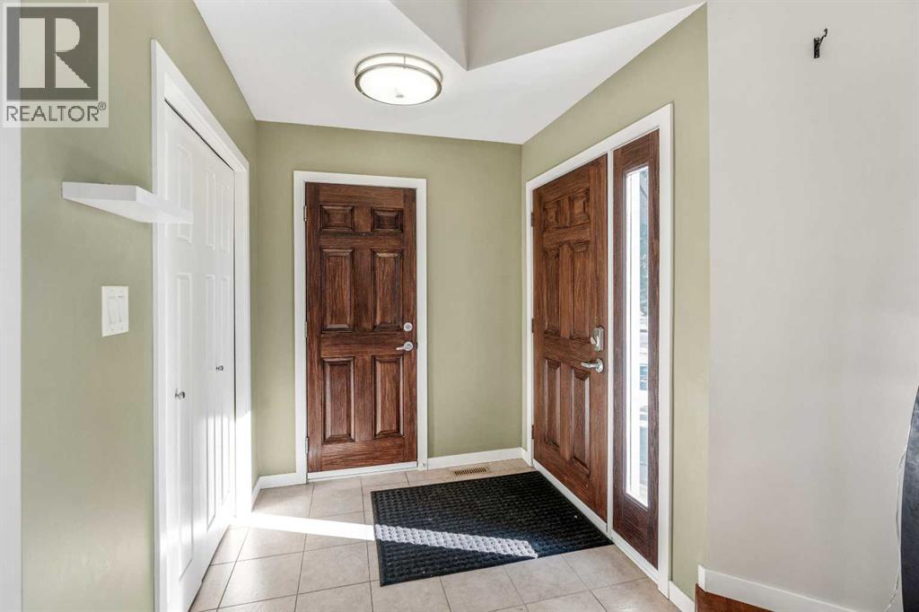 609 Sunridge Crescent W