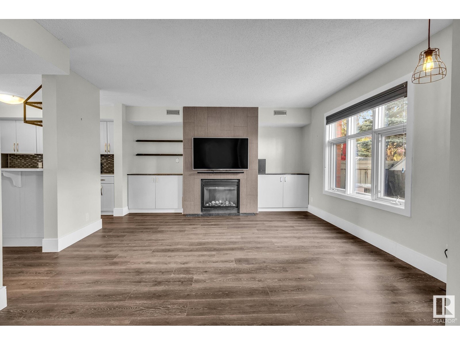 #6 9026 JASPER AV NW