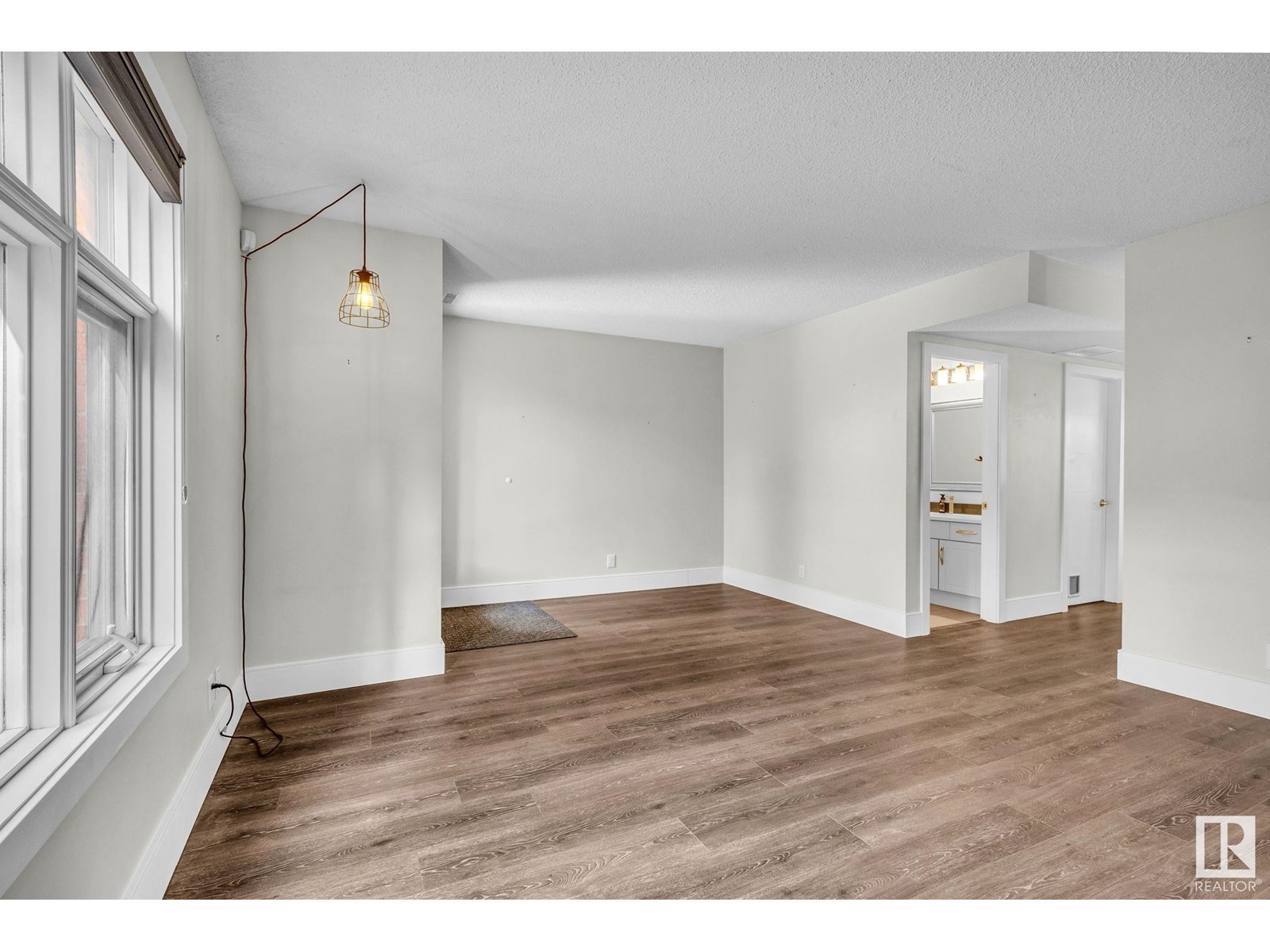 #6 9026 JASPER AV NW