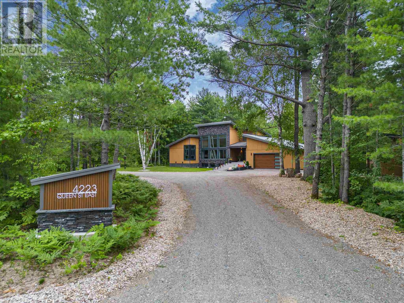 4223 Queen ST E
