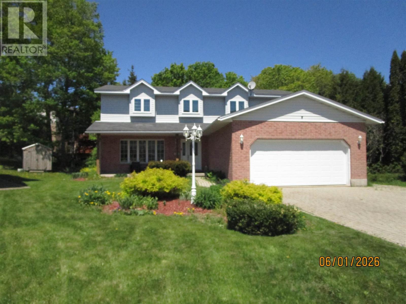 Photo 1 of 35 — 27 Plummer CT, Sault Ste. Marie, ON P6B6E4