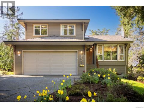 2807 Tudor Ave Saanich BC V8N1L6