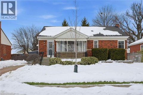 15 MULOCK Avenue Hamilton ON L8T1H4