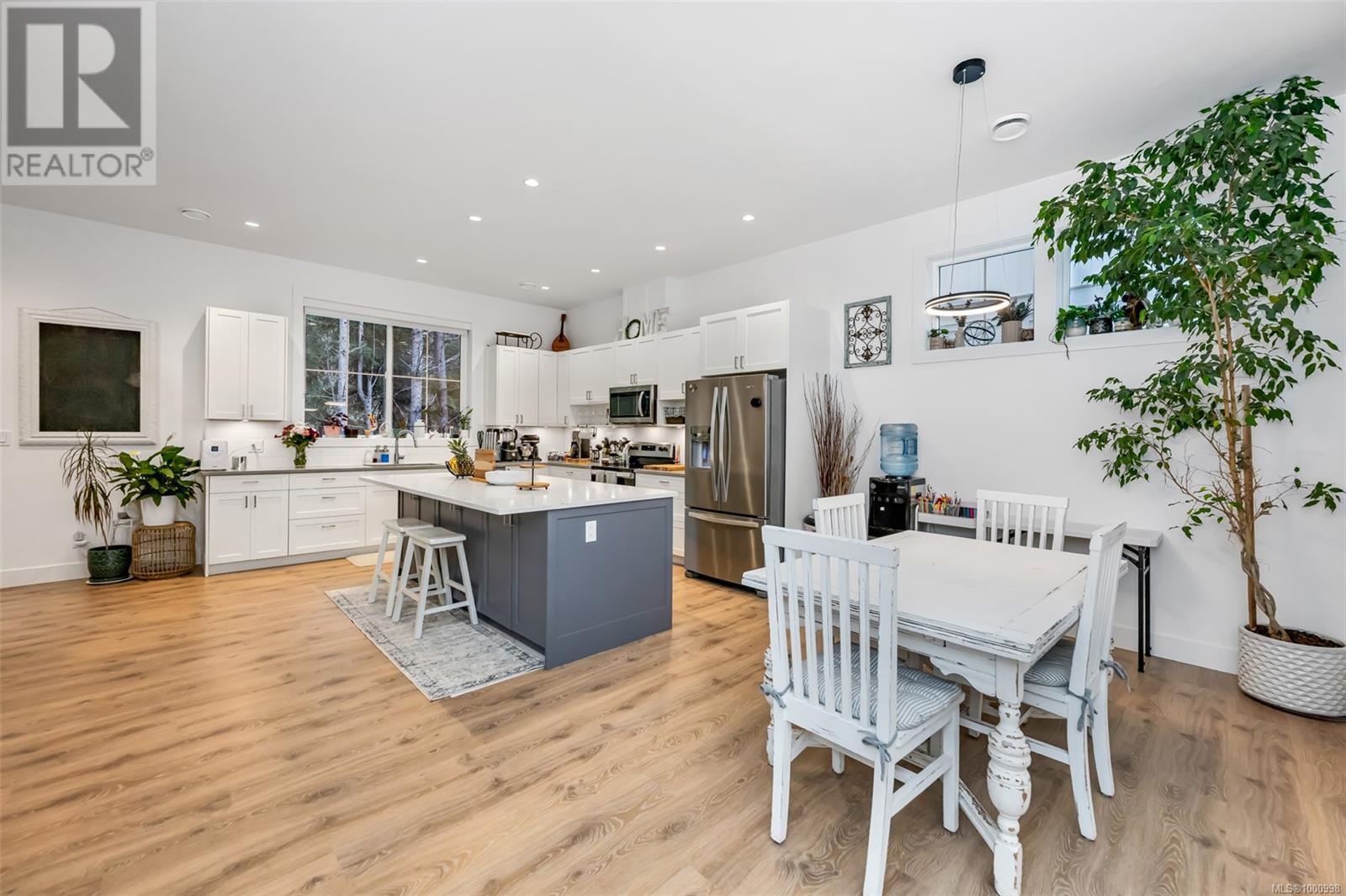 3319 West Oak Pl