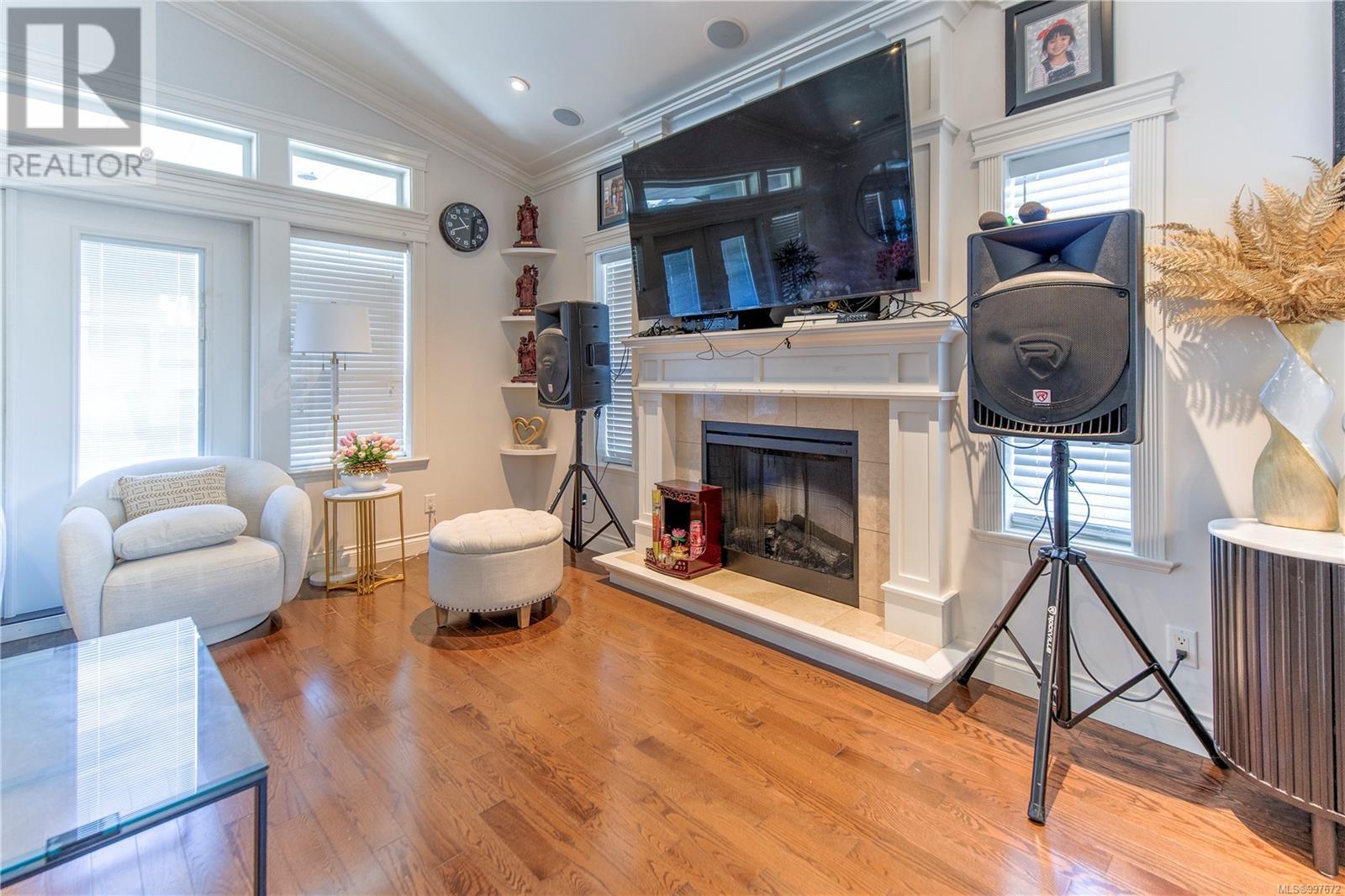 3433 Mary Anne Cres