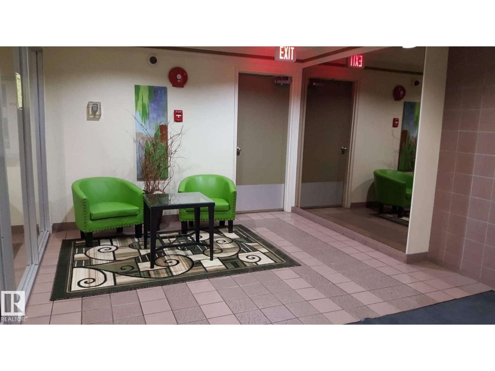#422 4404 122 ST NW