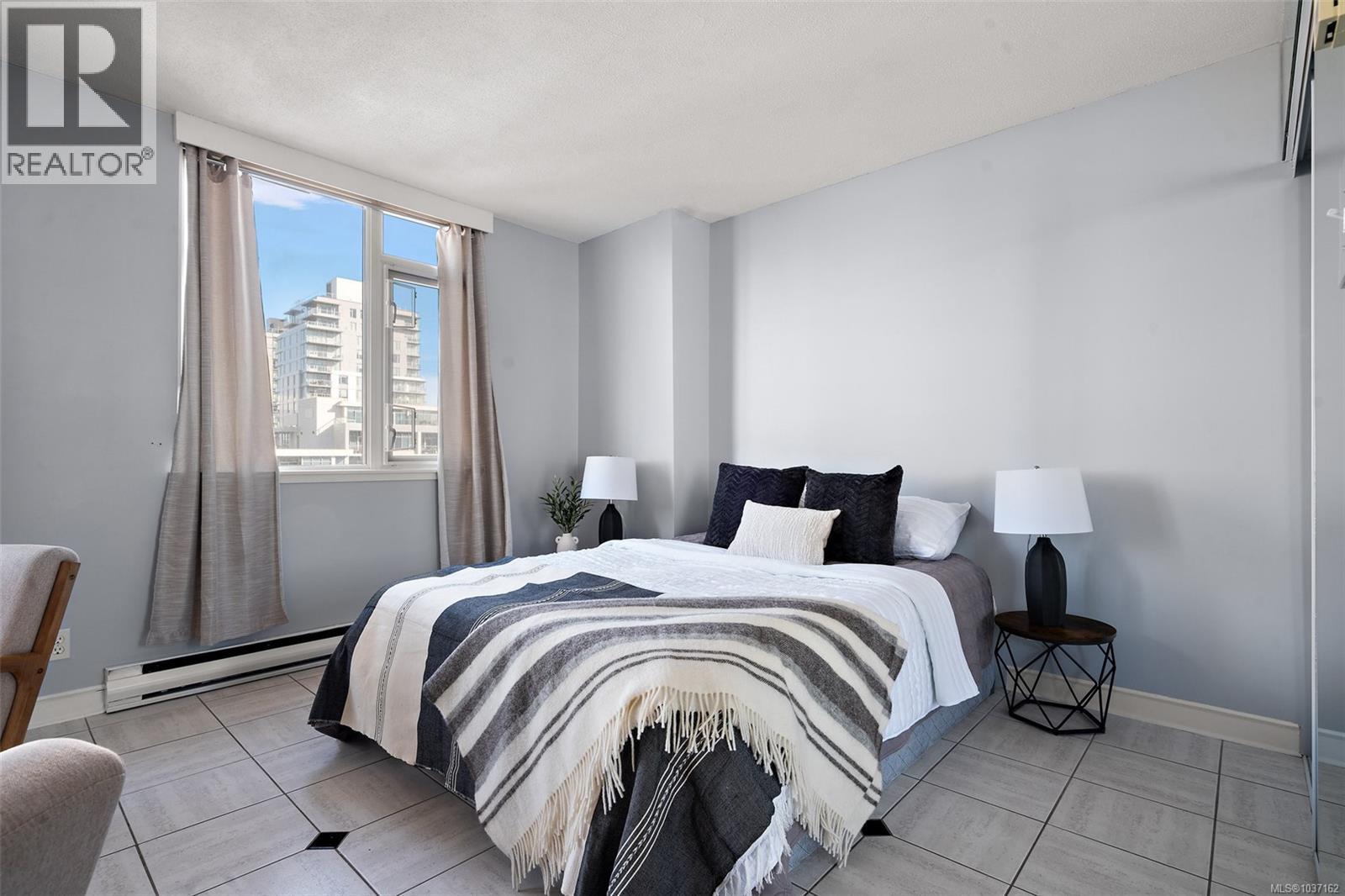1009 835 View St
