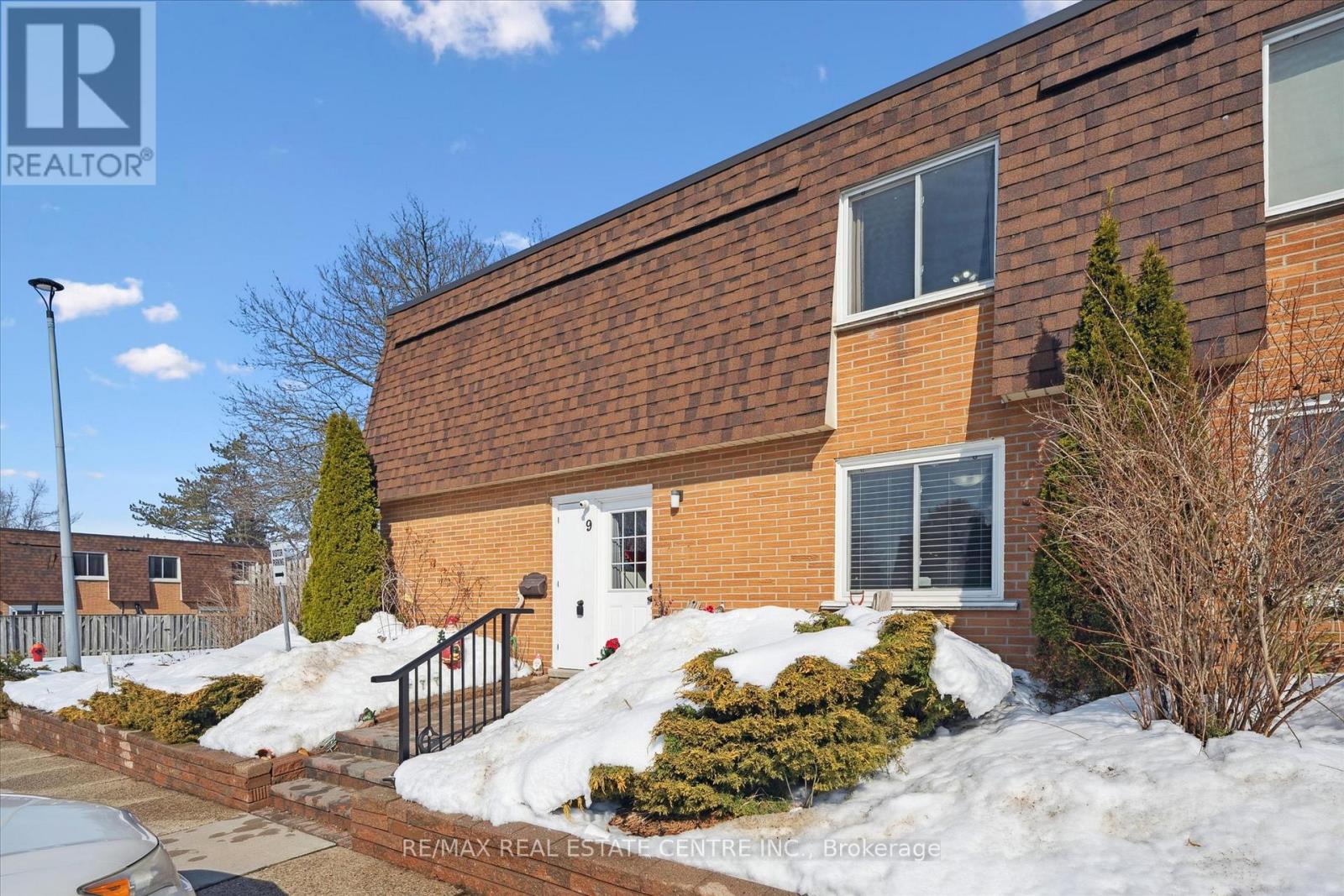 9 - 120 COUNTRY CLUB DRIVE