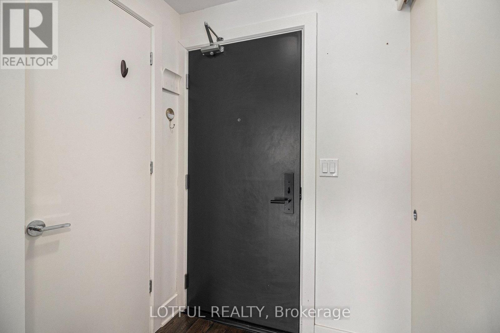 1604 - 255 BAY STREET