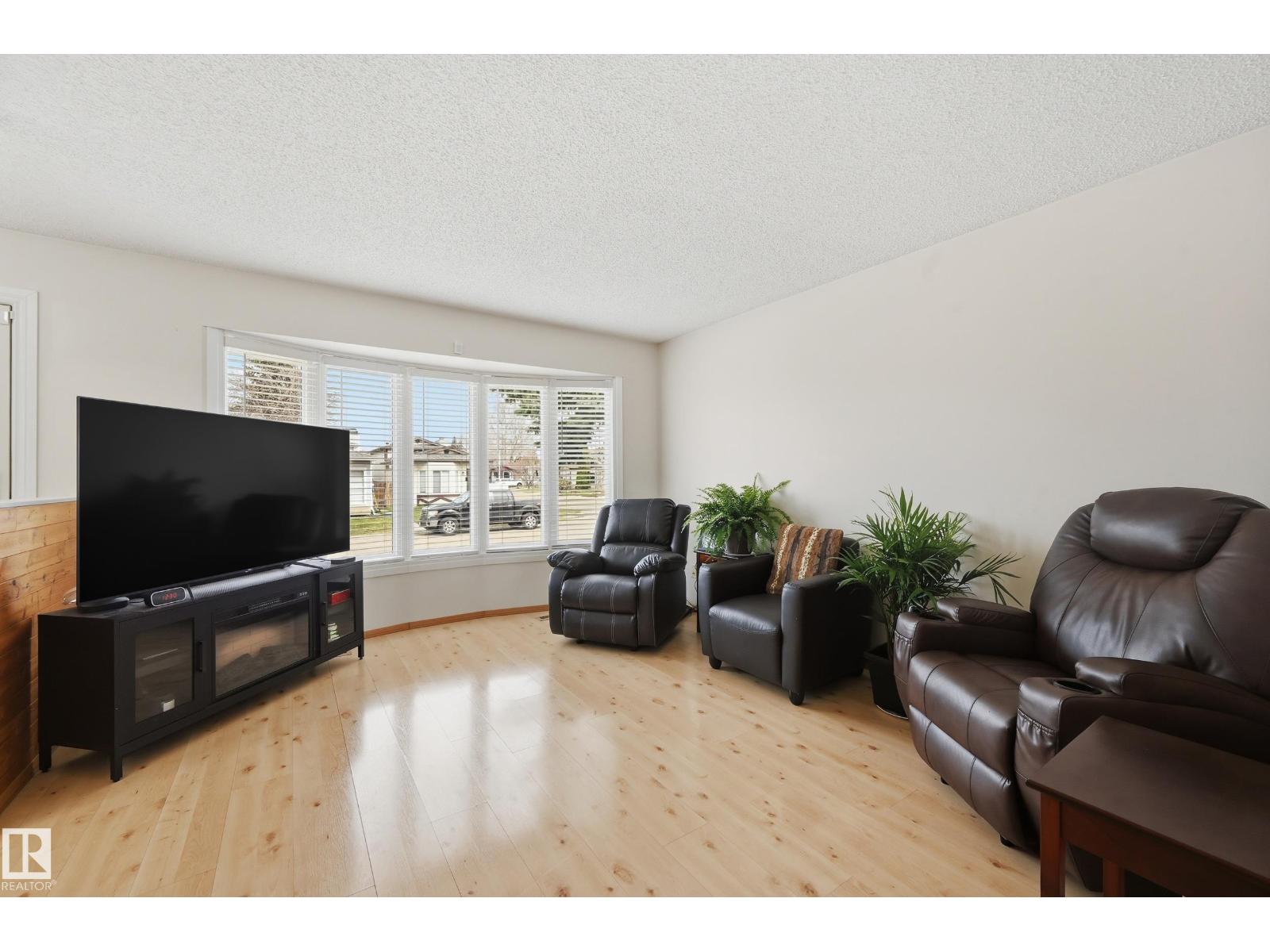 8305 157 AV NW