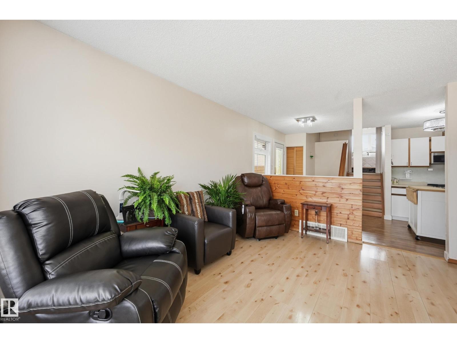 8305 157 AV NW