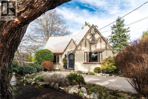 1274 Tattersall Dr Saanich BC V8P1Z4