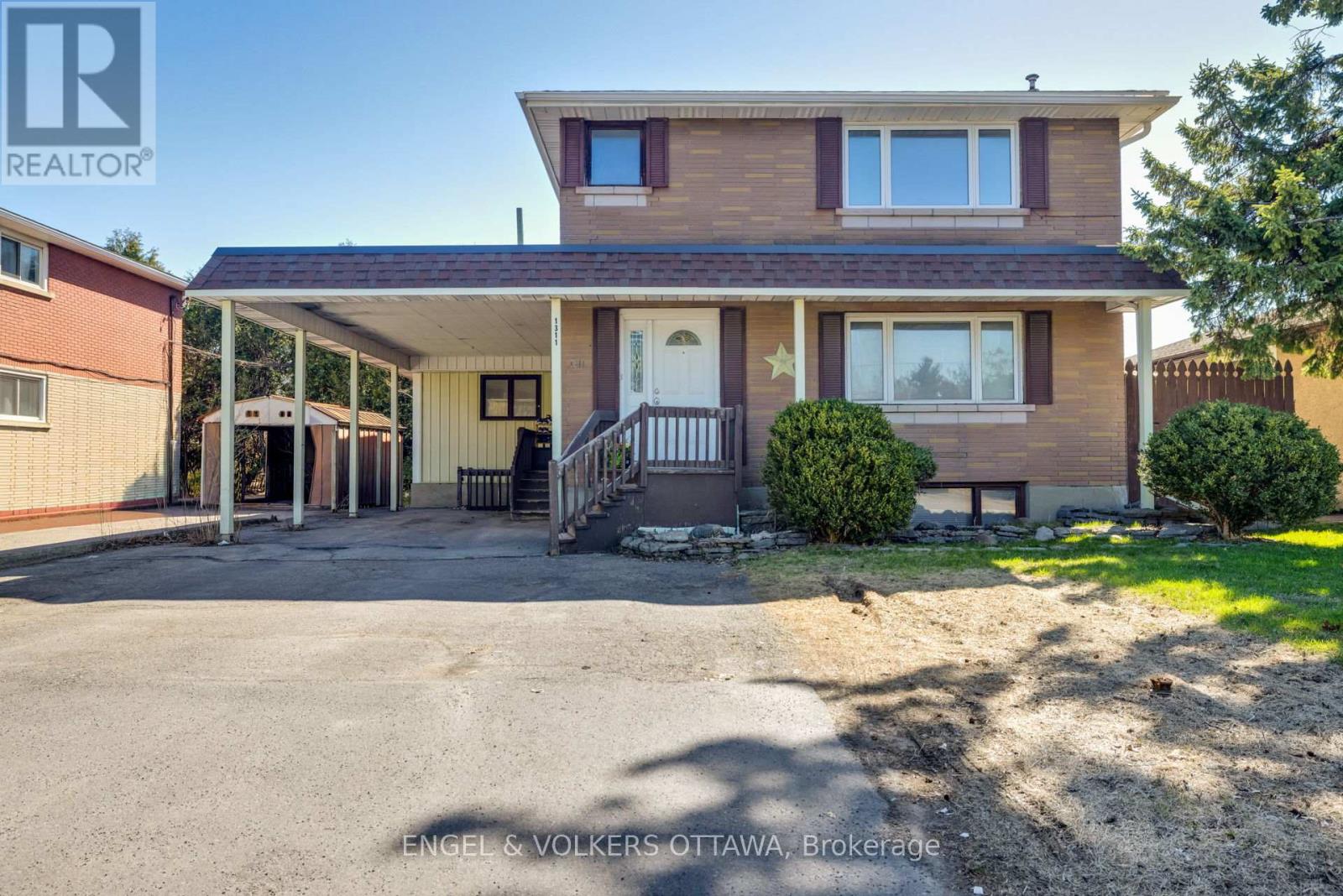 Photo 1 of 49 — 1311 S AVENUE, Ottawa, ON K1G0C4